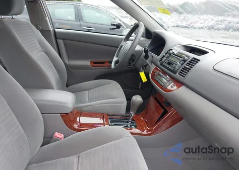 2005 Toyota Camry Xle z USA, uszkodzony, nr VIN 4T1BE30K55U986098